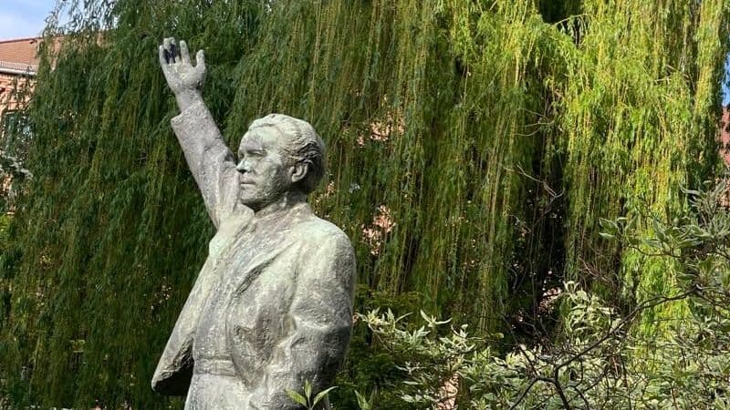Erich Weinert Statue