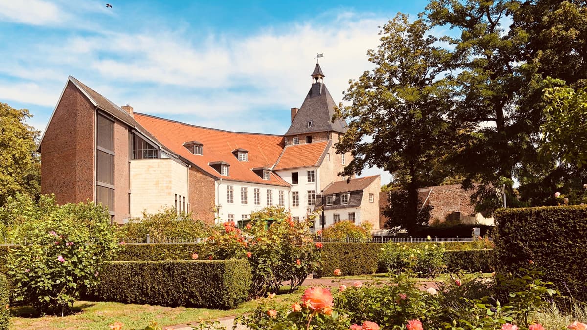 Das Moerser Schloss aus Richtung Schlosspark