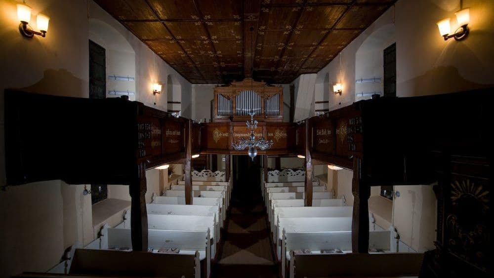 Kirchenschiff mit Orgel