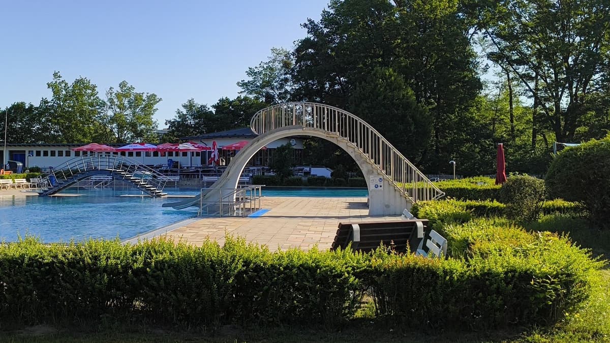 Schwimmbecken