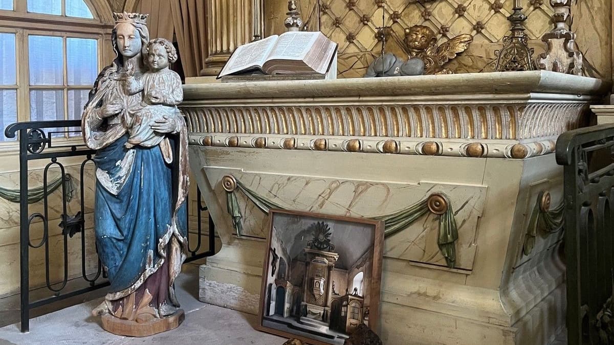 Altar der Kirche mit bayrischer Madonna und Foto des Altars von Yasutaka Kojima