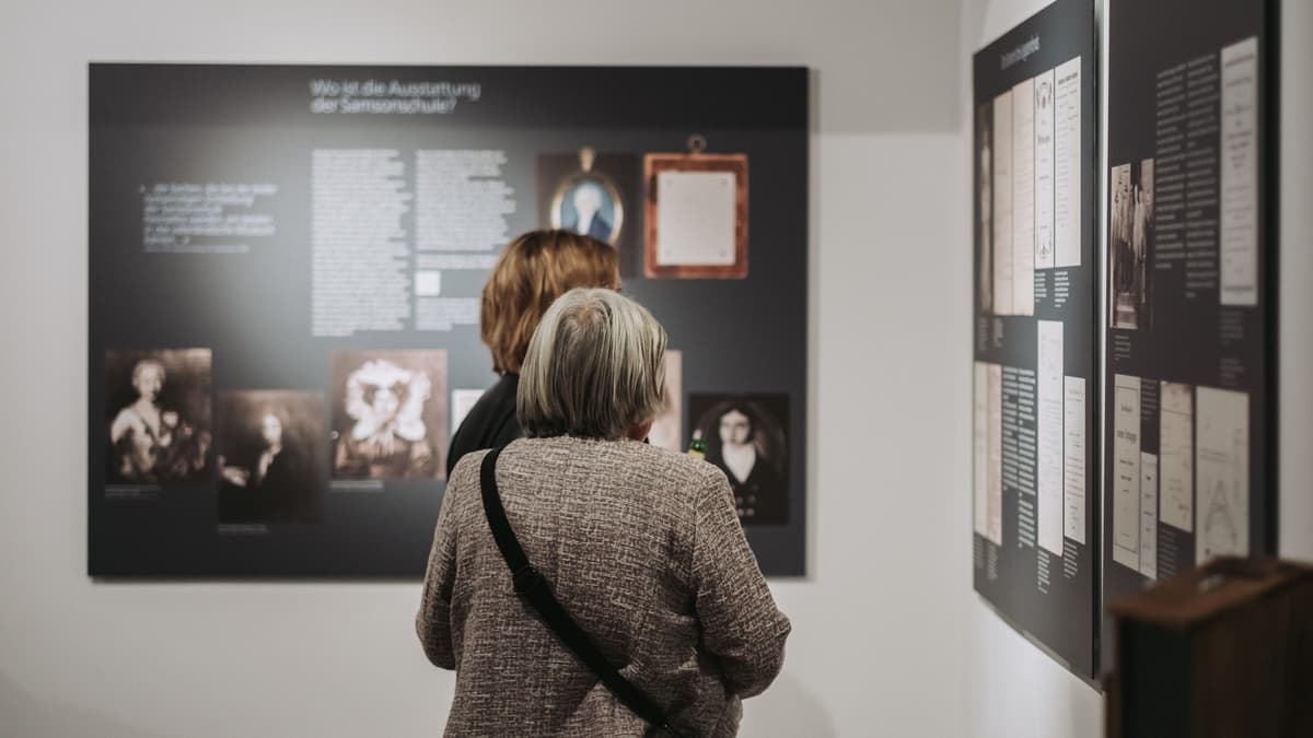 Ausstellung zur Geschichte der Samsonschule in einem ehemaligen Klassenzimmer