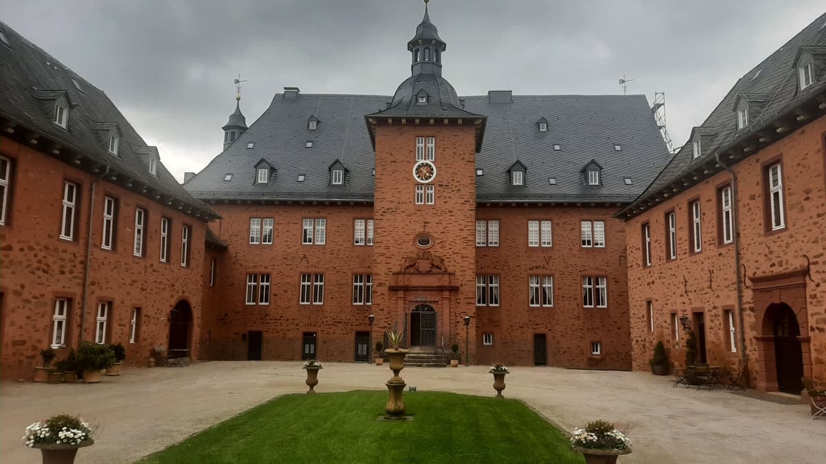 Adolphsburg im Wandel: Haupthaus neues Dach 2023