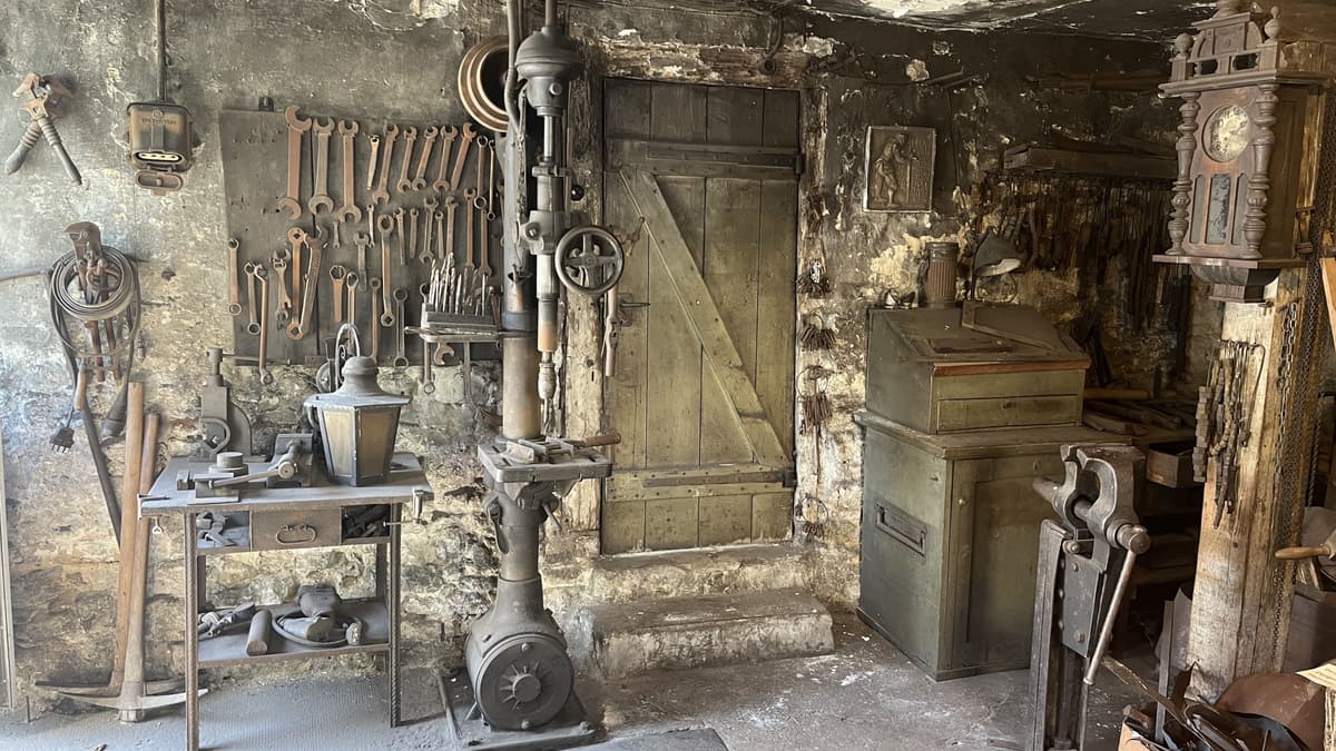 Arbeitspult und Bohrer
