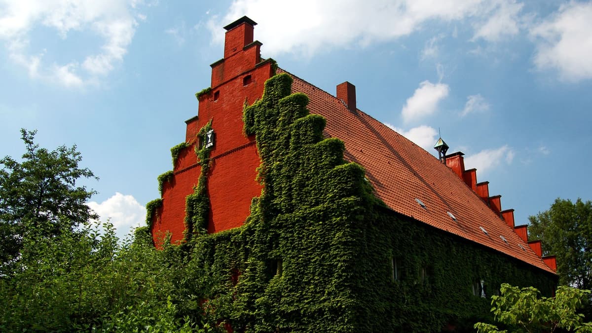 Das zweigeschossige Herrenhaus mit dem Staffelgiebel