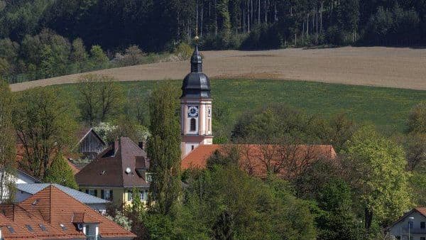 Kirche mit Pfarrhof