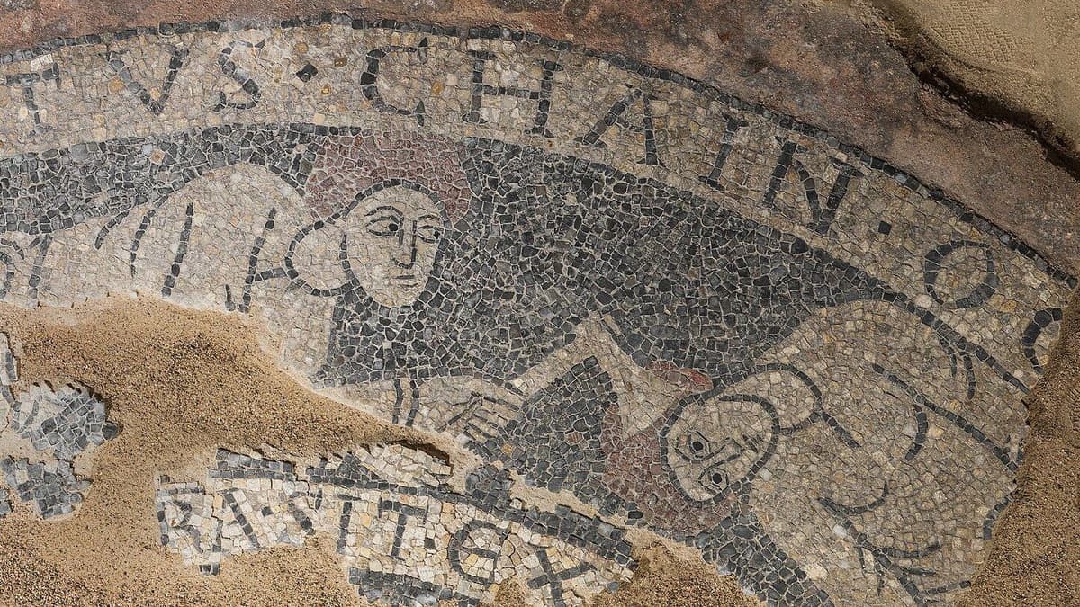 Mosaik: Kain erschlägt Abel