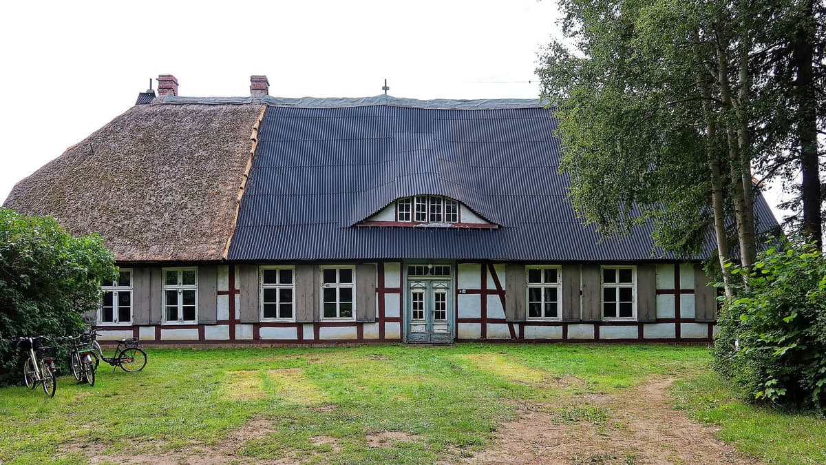 Pfarrhaus im August 2025 mit Notdach