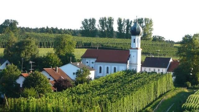 Kirche mit Hopfengärten