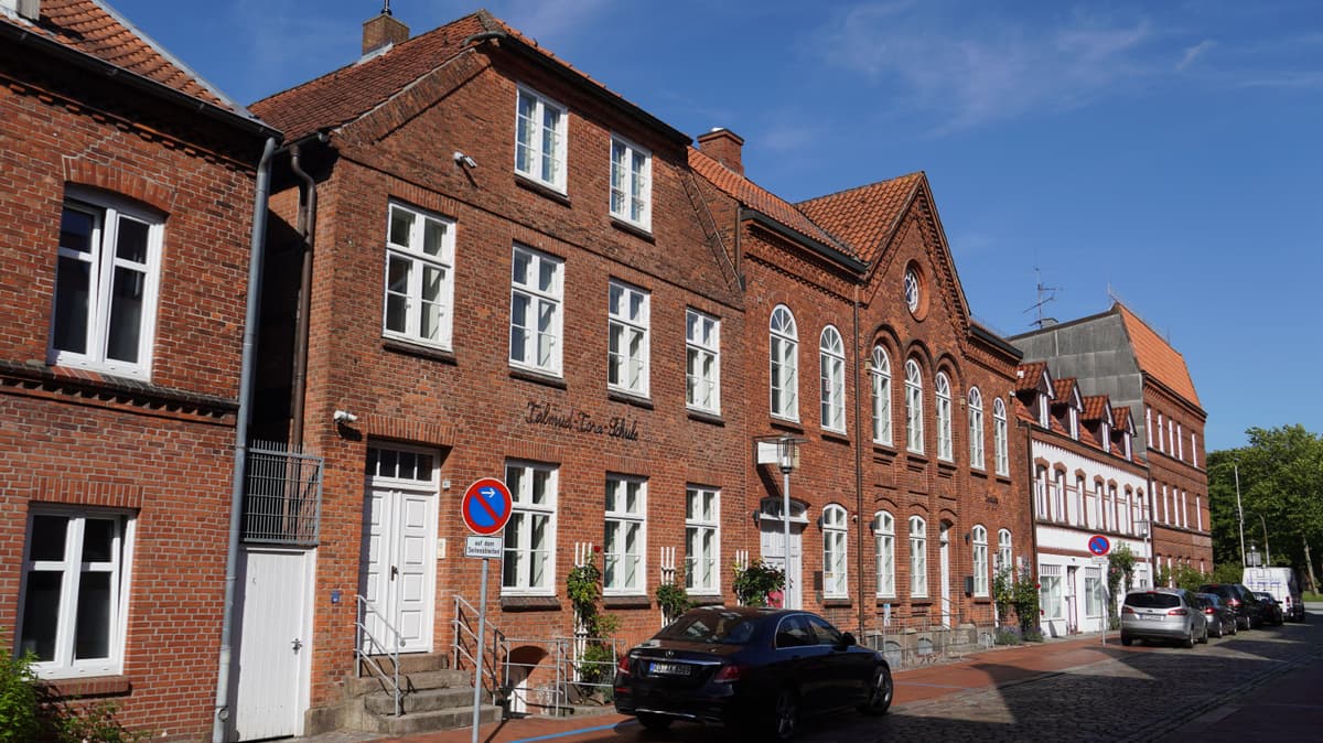 Talmud-Tora-Schule, dahinter Dr. Bamberger-Haus
