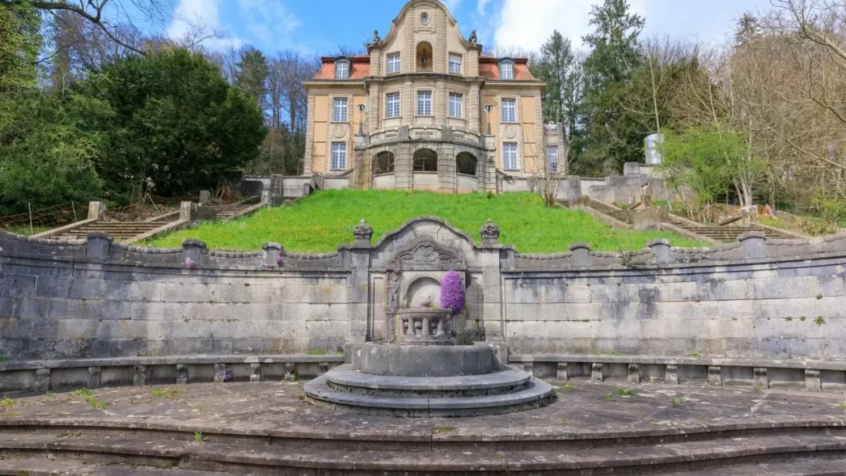 Brunnenpodest und Villa Hohenstein