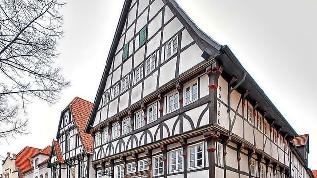 Kalandstraße 11 (Hotel „Alt Warburg“)