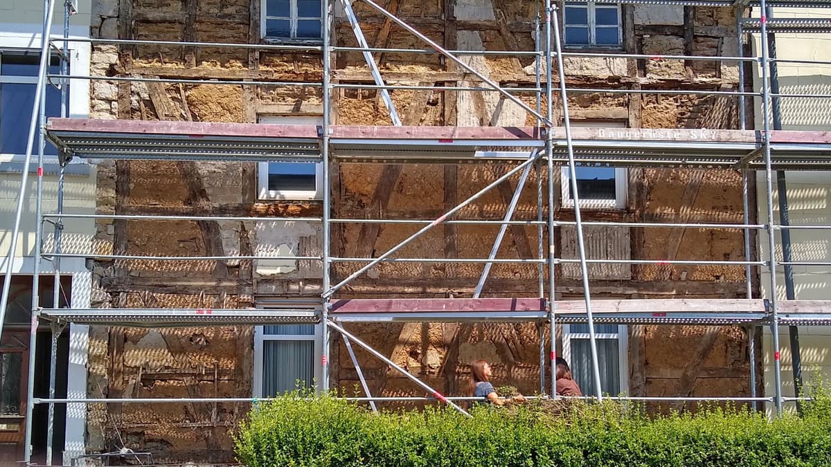 Fachwerkfassade straßenseitig, Zustand vor Restaurierung