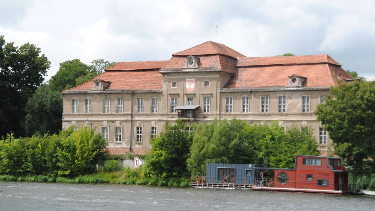 Blick über die Havel auf Schloss Plaue