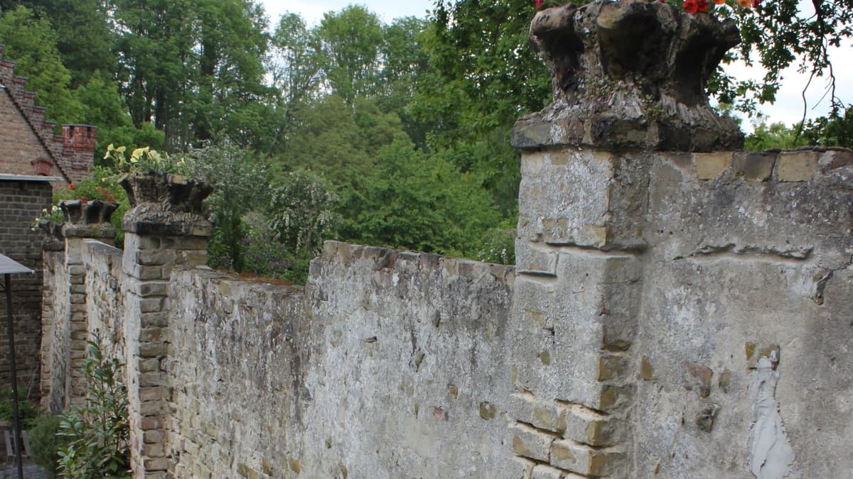 Schaugarten mit historischen Mauern