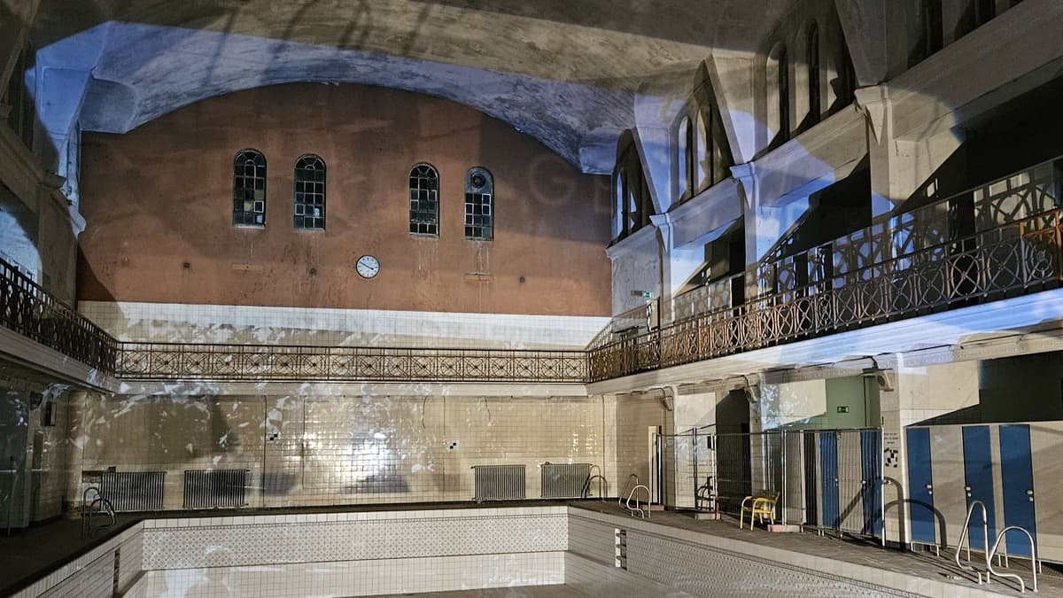 Herrenhalle mit Projektionen