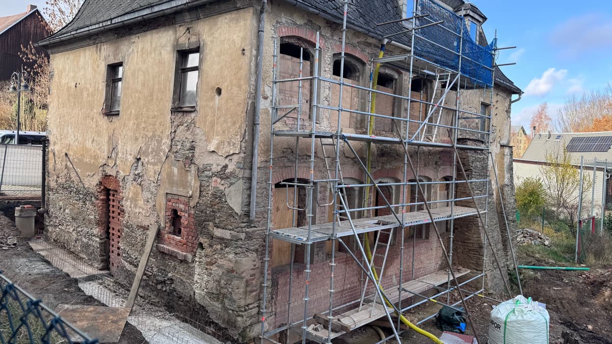 Trampeli-Haus Adorf/V. Hofansicht und Giebel Süd