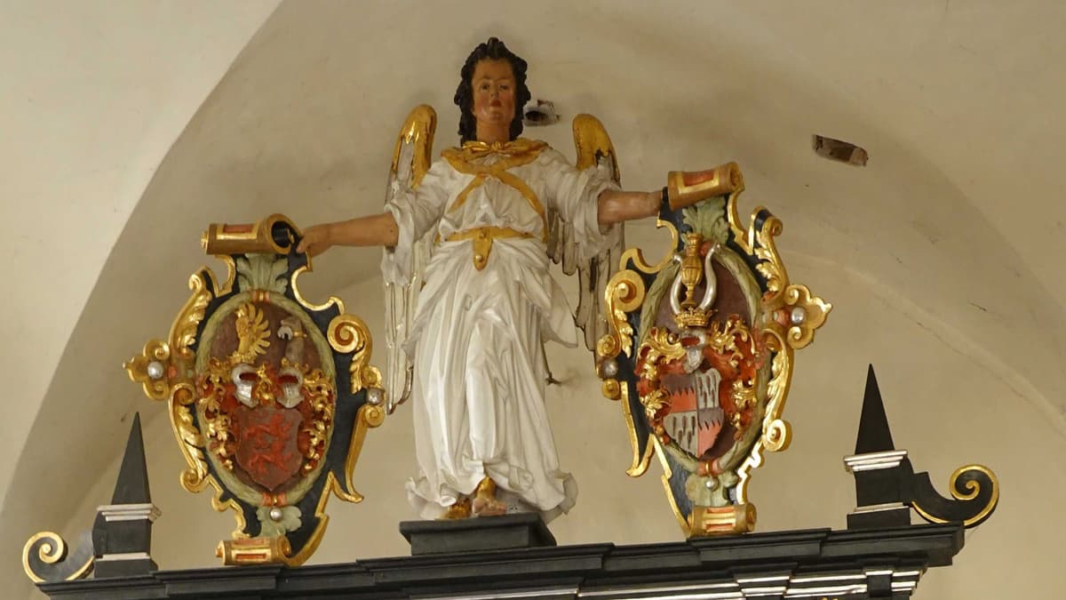 Auf dem Altar, Erzengel Michael mit Wolfsteiner Wappen