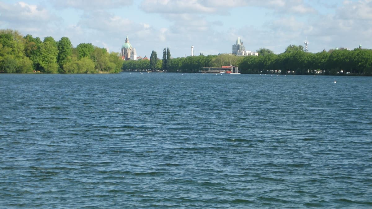 Blick über den Maschsee zur Stadt