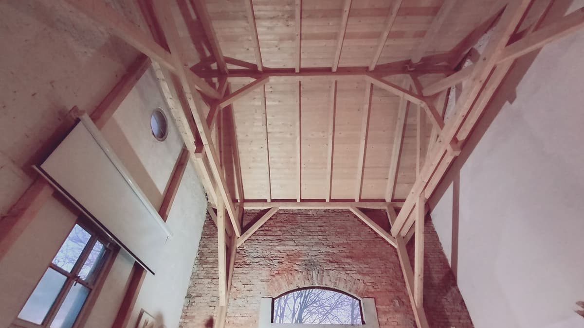 Güterhalle mit rekonstruiertem Dach
