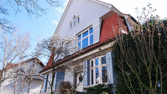 Freistehendes Wohnhaus aus der Zeit der Reformarchitektur mit ländlich-kleinstädtischem Habitus