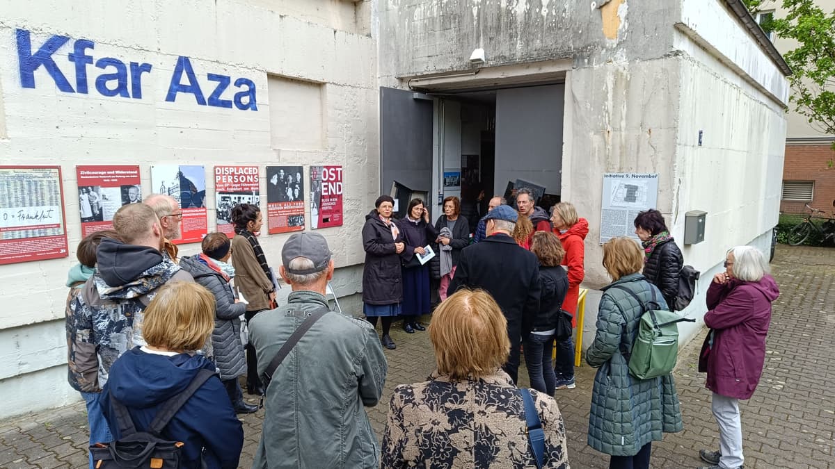 BesucherInnen bei einer Führung