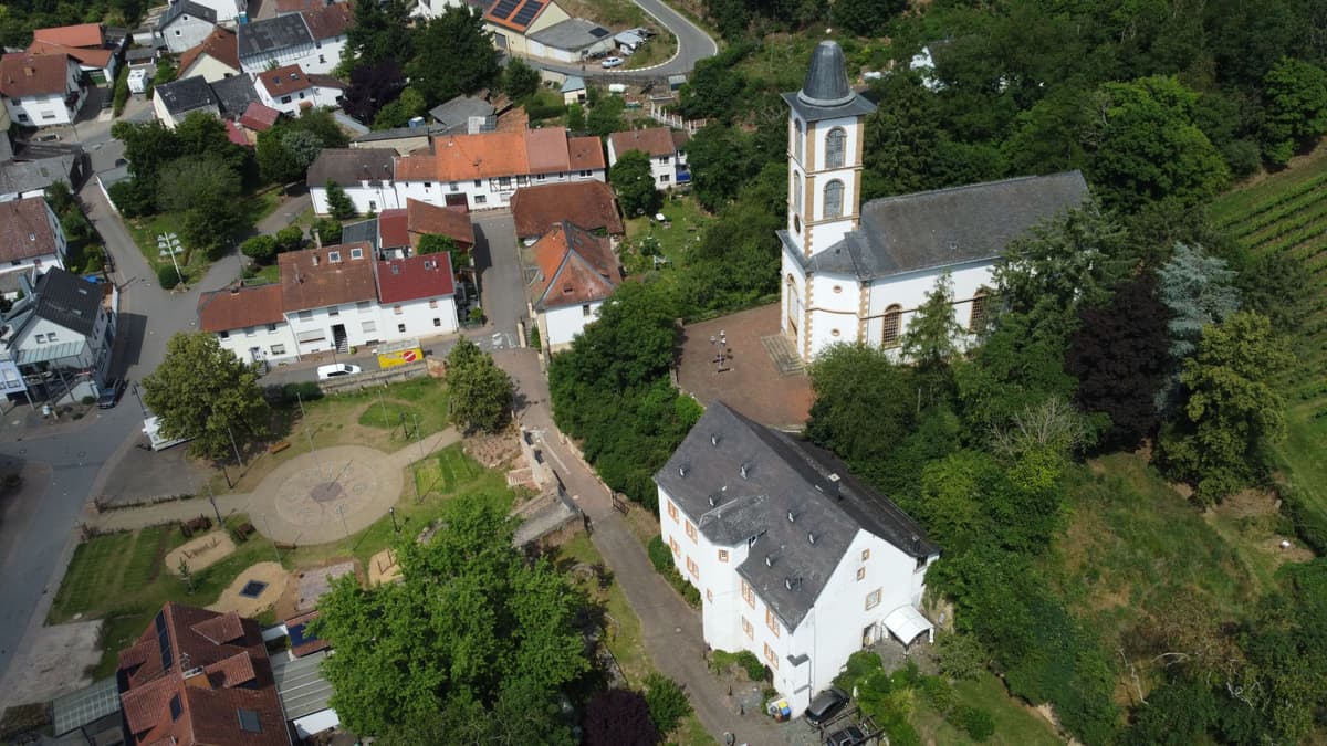 Schloß mit Kirche und Dorfplatz