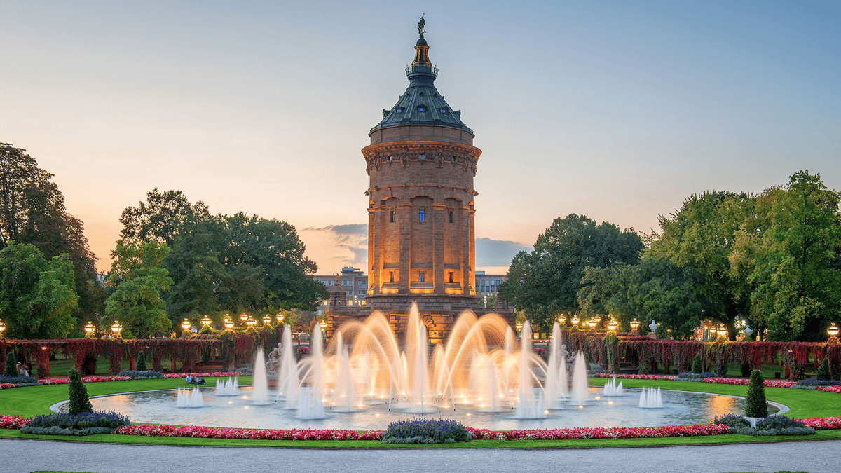 Der Mannheimer Wasserturm mit den beleuchteten Wasserspielen.