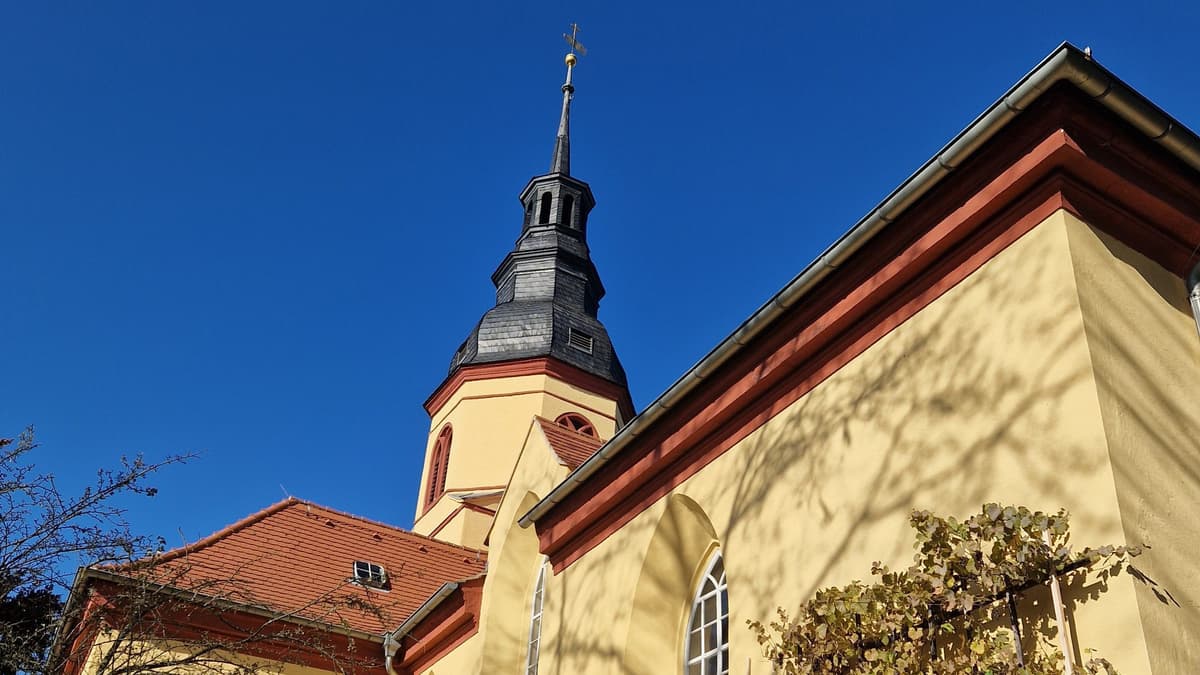 Seite des Haupteinganges mit Blick zum Turm