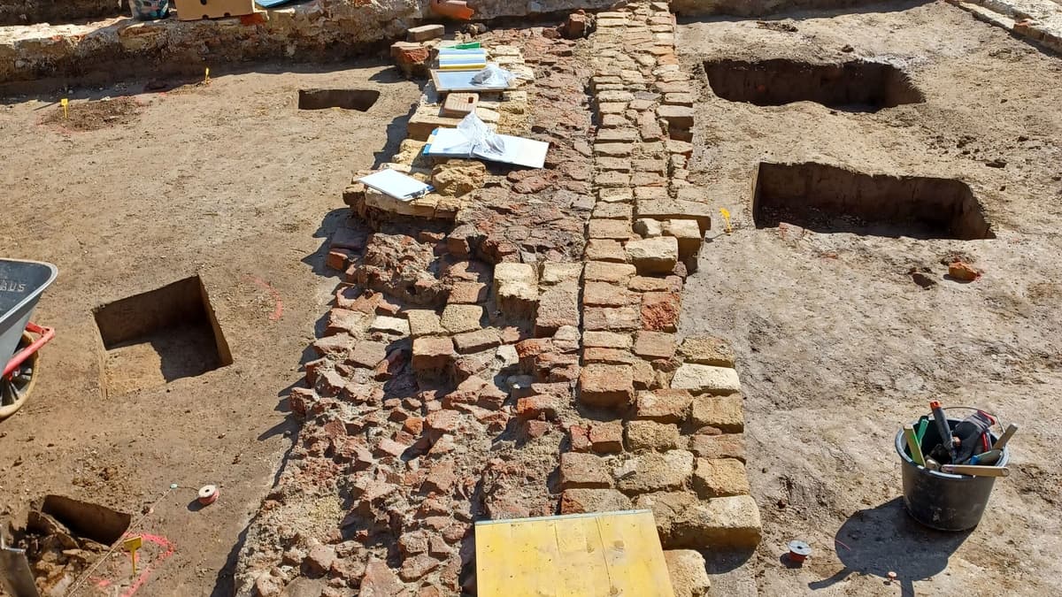 Abschnitt der freigelegten Stadtmauer