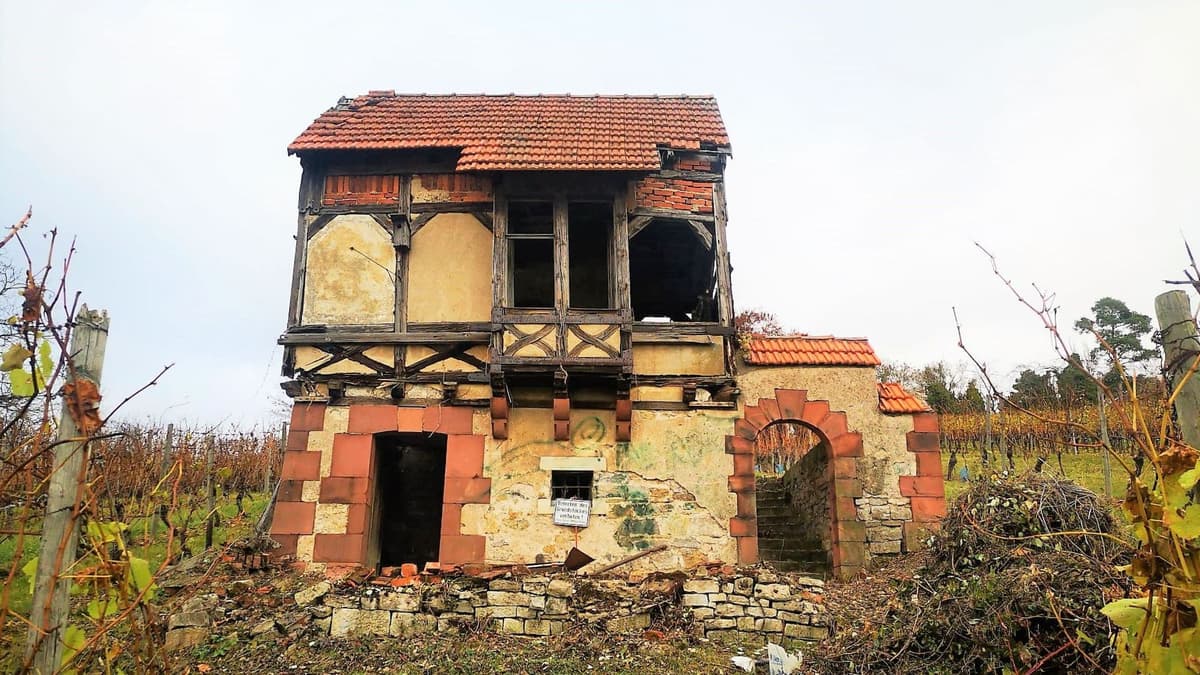 Stark beschädigtes Weinbergshäuschen (um 2016)