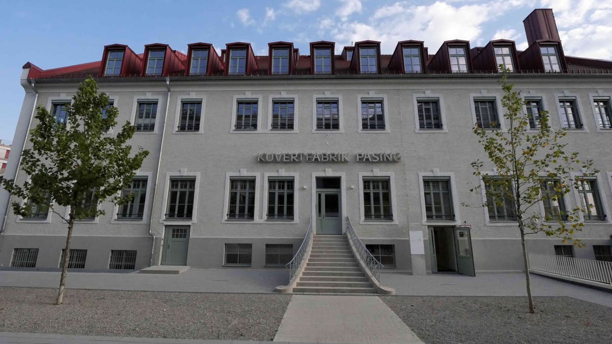 Kuvertfabrik Pasing (KuPa) mit Freitreppe