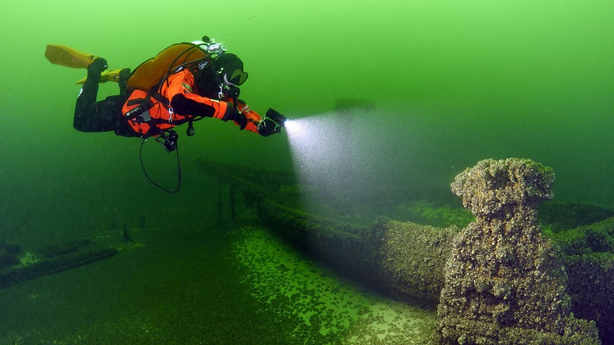 Taucherin an einem Wrack im Bodensee