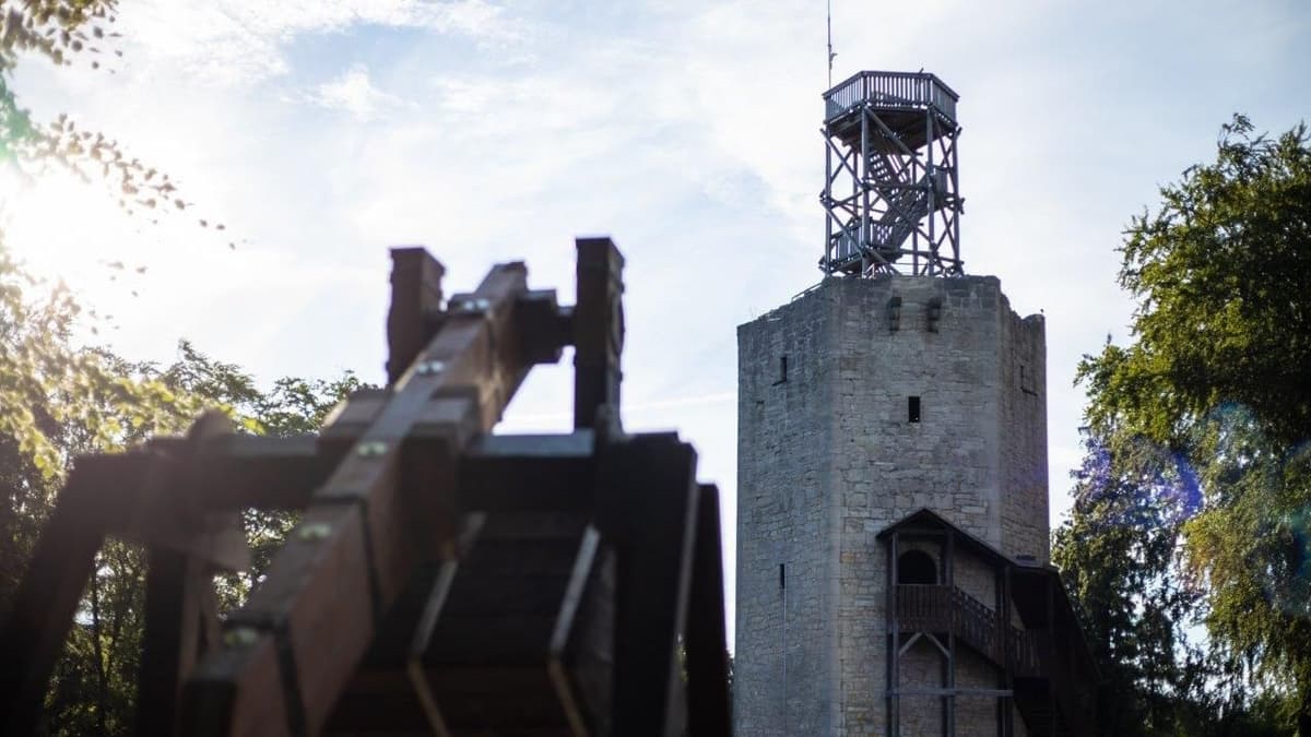 Mit der Blide den Bergfried fest im Blick