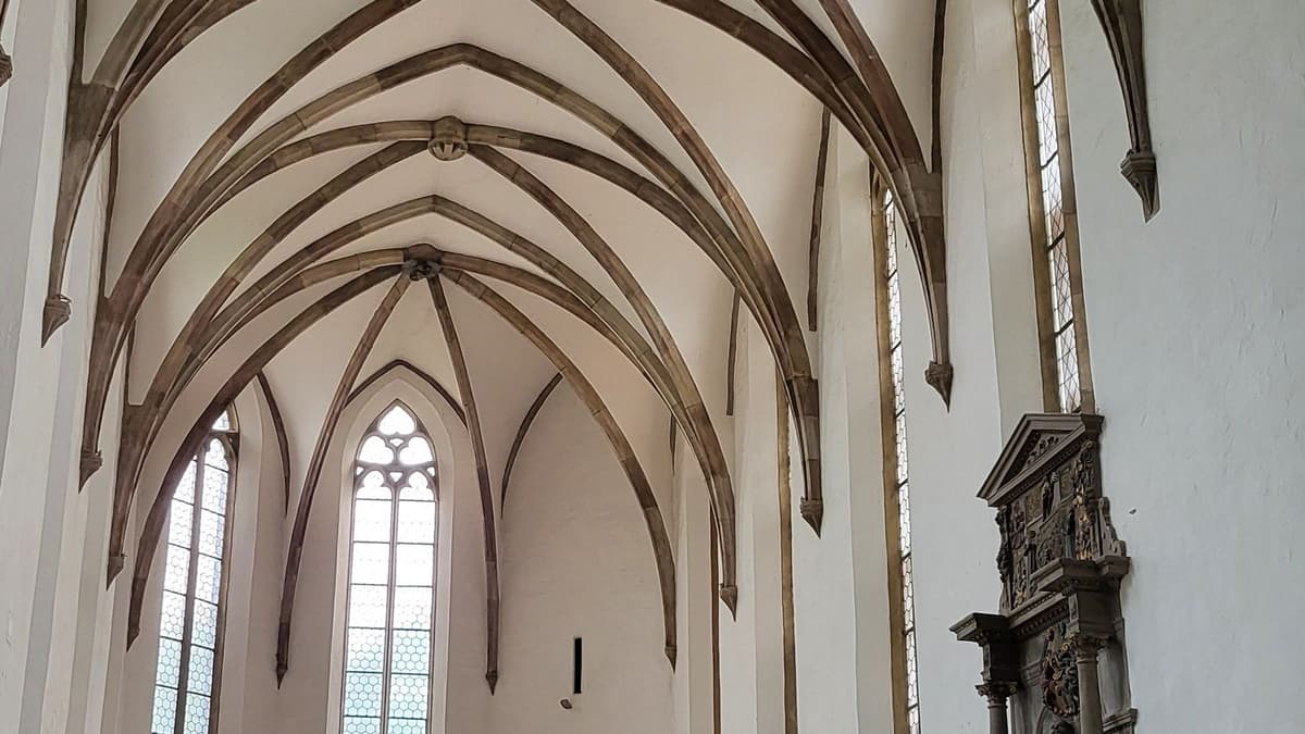 Blick in Längsschiff und Chorraum