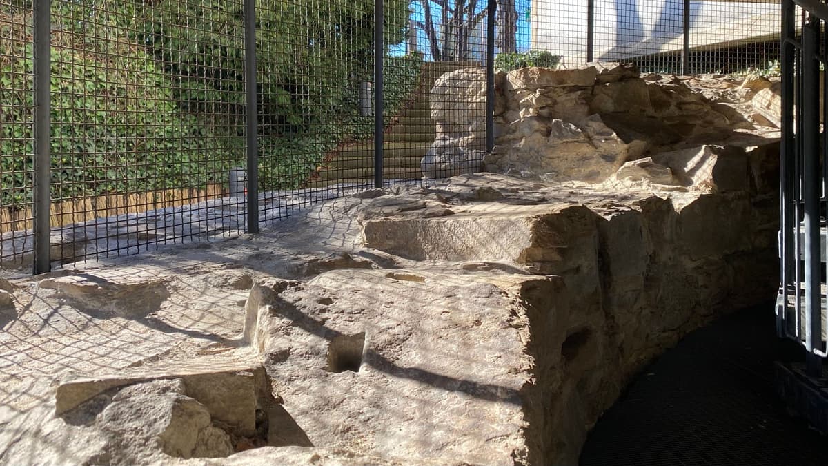 Die Fundamente des mittelalterlichen Adlerturms unter dem Museum