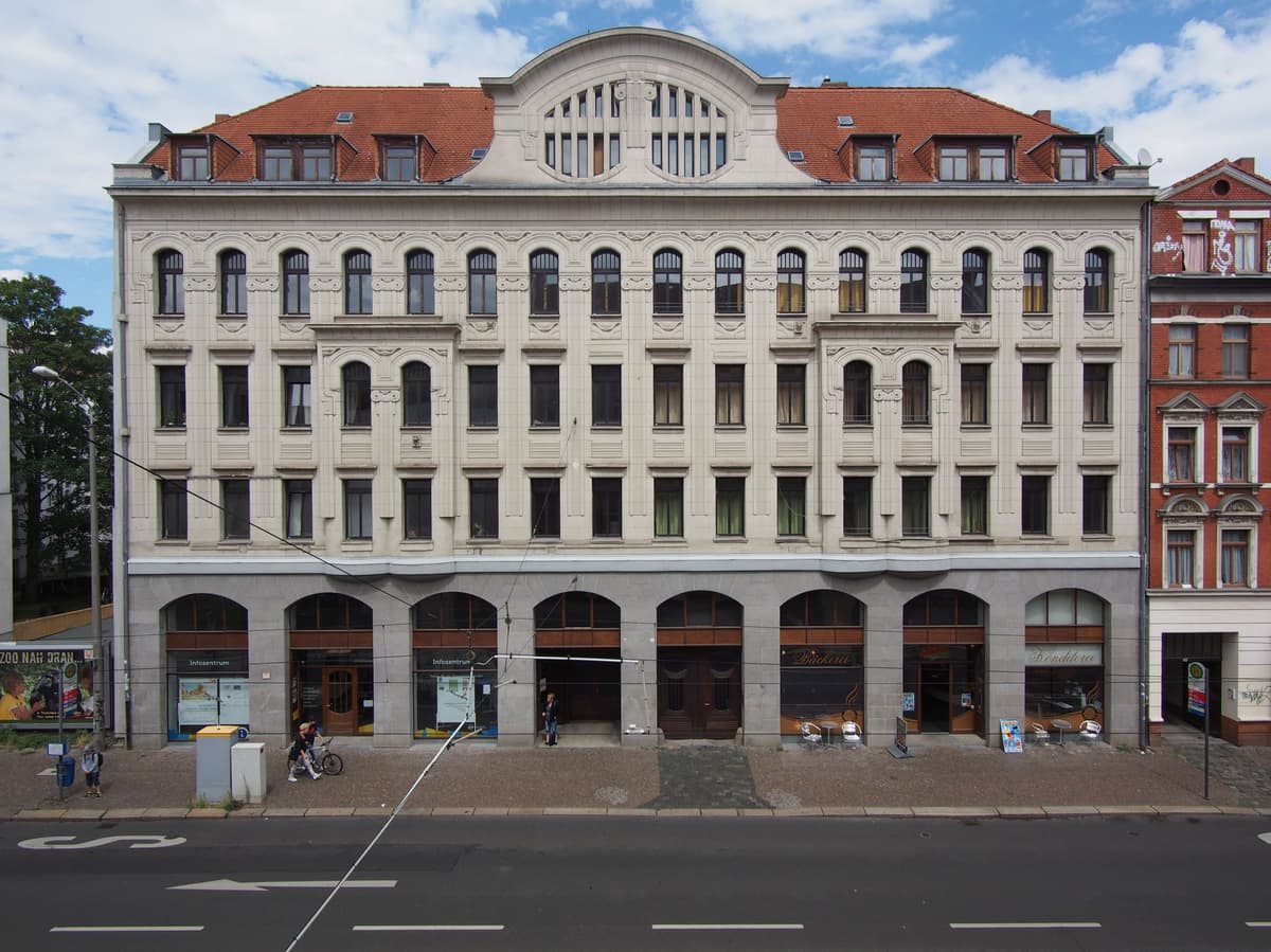 Er gilt als wichtigster Leipziger Architekt des Jugendstils. In seiner unverkennbaren Formensprache entwarf Paul Möbius (1866-1907) Mietshäuser, Villen, mehrere GrDoppelhaus in der Georg-Schumann-Straße 126