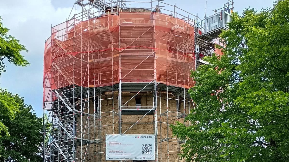 Bismarckturm, eingerüstet für laufende Sanierungsmaßnahme