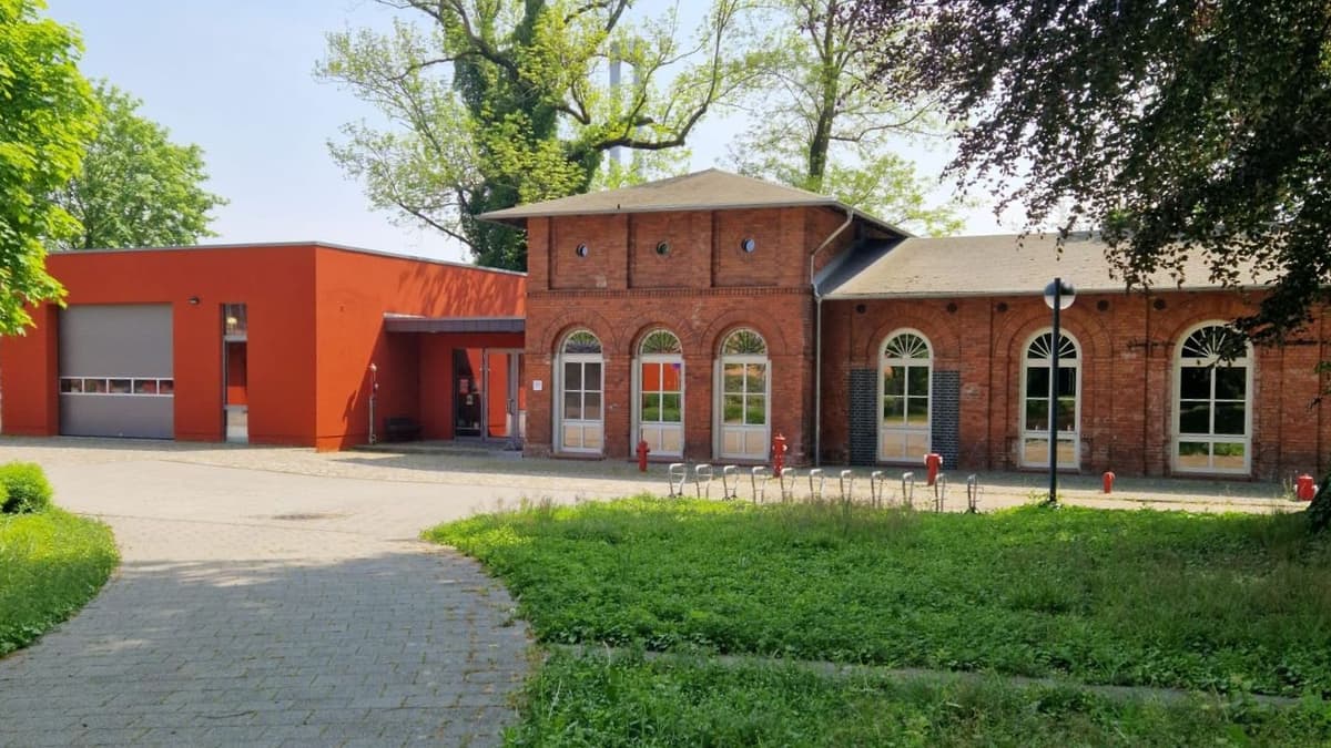 Blick auf Fahrzeughalle, Eingangsbereich und Ausstellungsfläche vom Museum