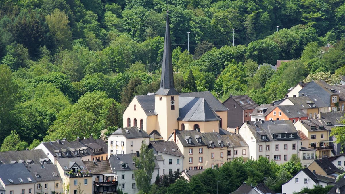 Die Pfarrkirche inmitten der Hauptstraße