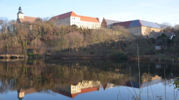 Schloss im Teich gespiegelt