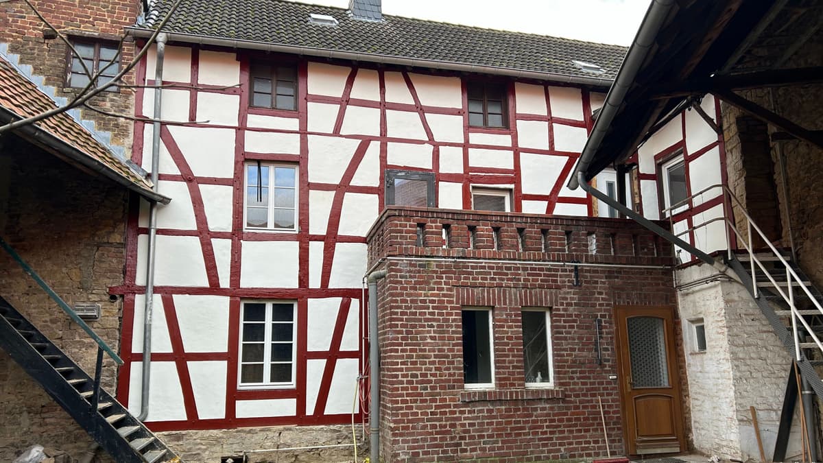 Fachwerkfassade hofseitig, Zustand nach Restaurierung