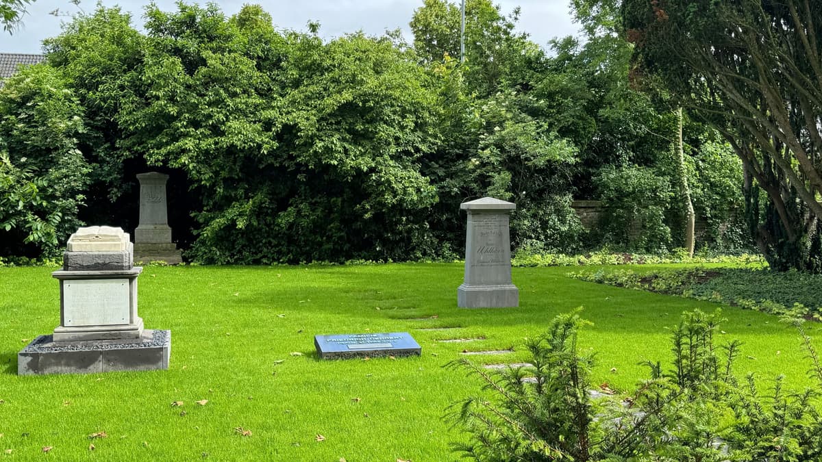 Kirchgarten mit Grabsteinen bekannter Persönlichkeiten