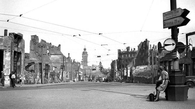 Karl Heinz Mai : Windmühlenstraße in Leipzig 1946, Blick zum Neuen Rathaus vom Bayrischen Platz aus