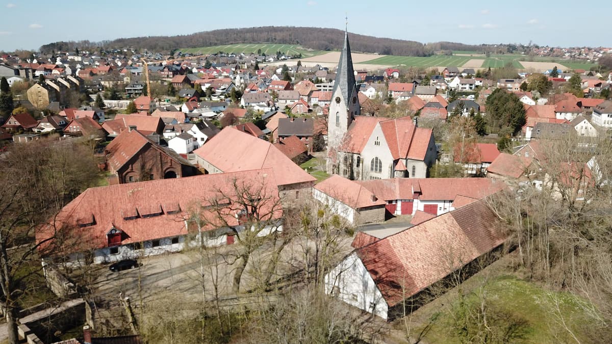 Wirtschaftshof und Kirche