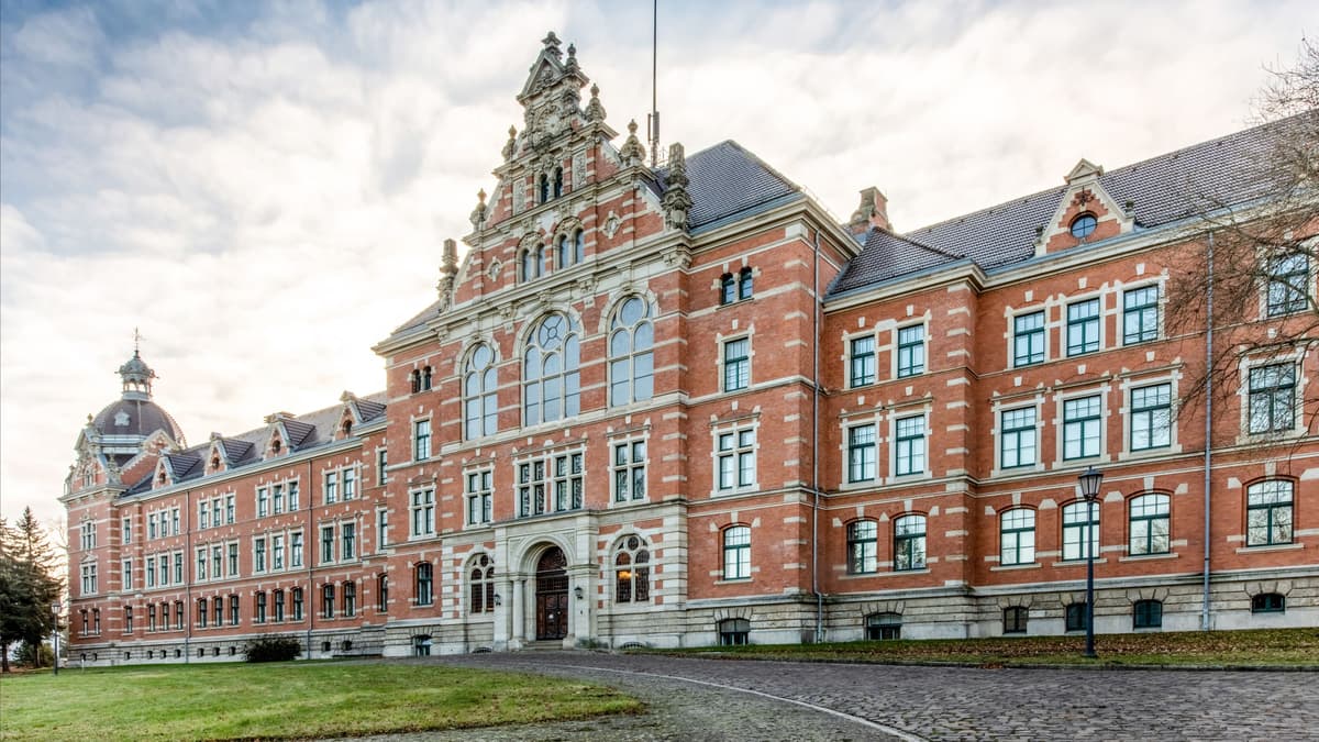 Frontansicht Hauptgebäude