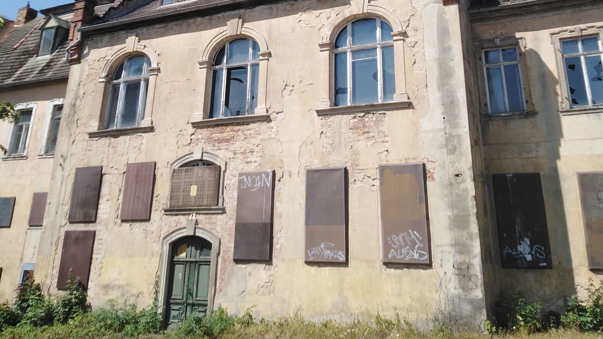 Schlossgebäude Hohenthurm 1