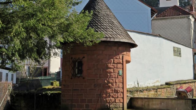 Röhrbrunnen mit Pumpenhäuschen