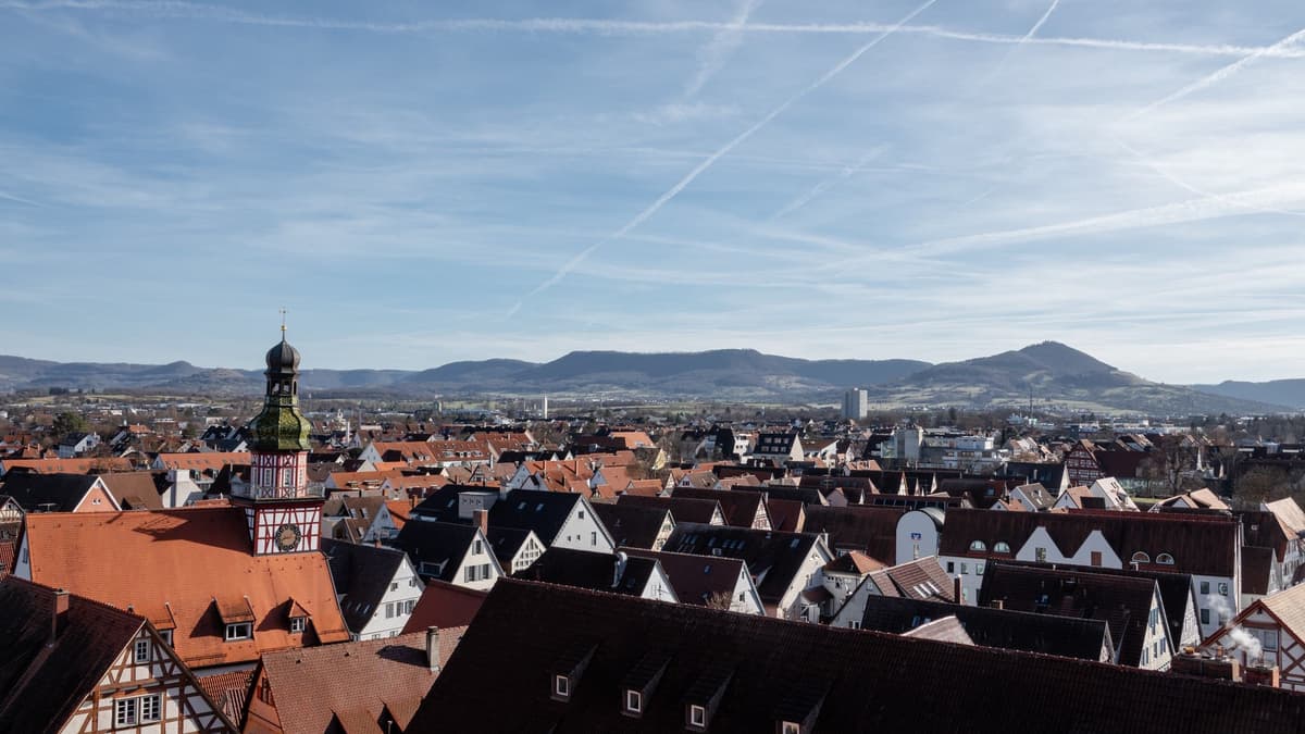 Blick vom Kirchturm der Martinskirche in Richtung Rathaus bei blauem Himmel an einem Mittag im Februar