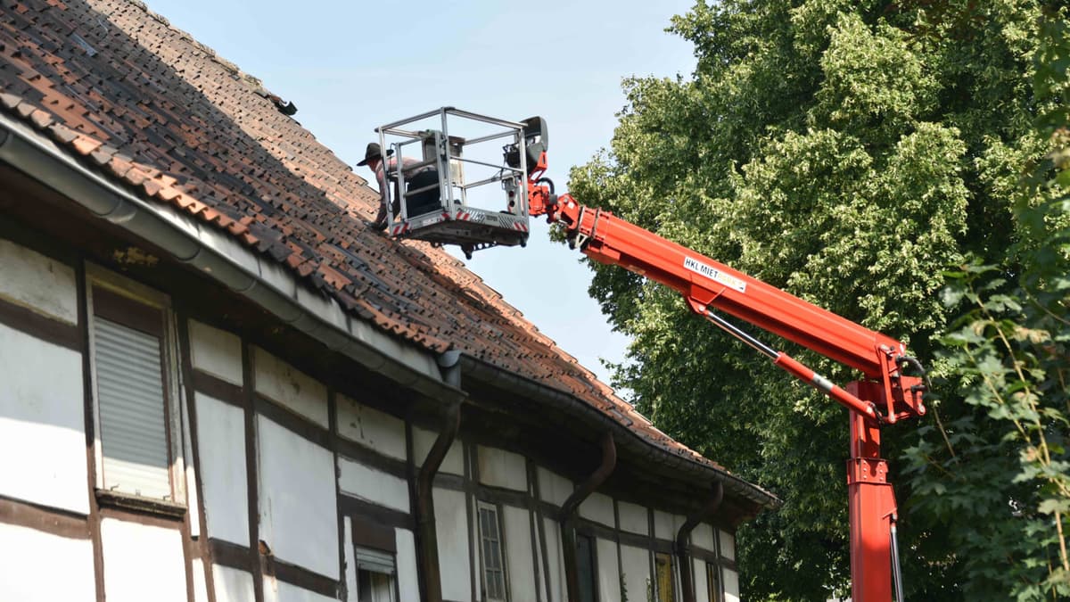 Erste Sicherungsmaßnahmen des Daches